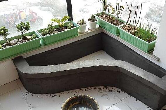 没事在阳台砖砌鱼池,邻居来参观,偷偷去物业把我投诉了!