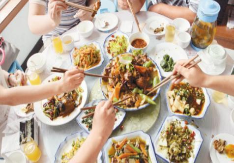 情商低的孩子,吃饭时常有这5种表现,看看你家娃有没有