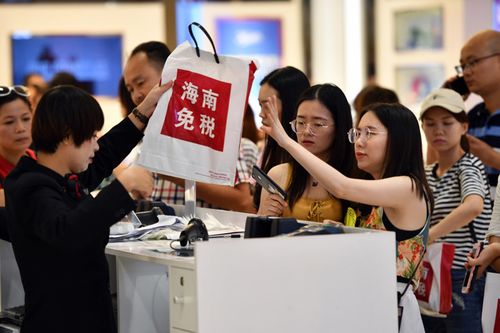4月13日,顾客正在海口日月广场免税店购物.