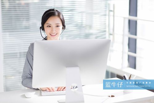 商务女士戴着耳麦工作