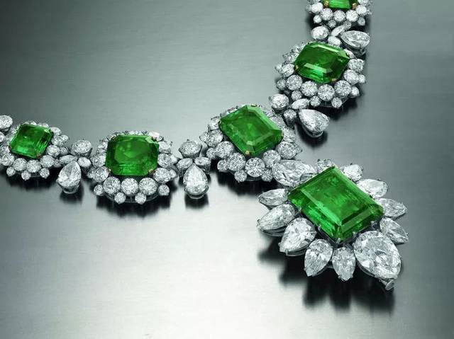 特别有意思的是,因为之前伯顿送的那枚胸针和这条项链超级配,所以在收