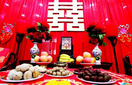 二,古典中式婚宴布置:签到台 这款中式婚礼签到台的设计非常巧妙,中式