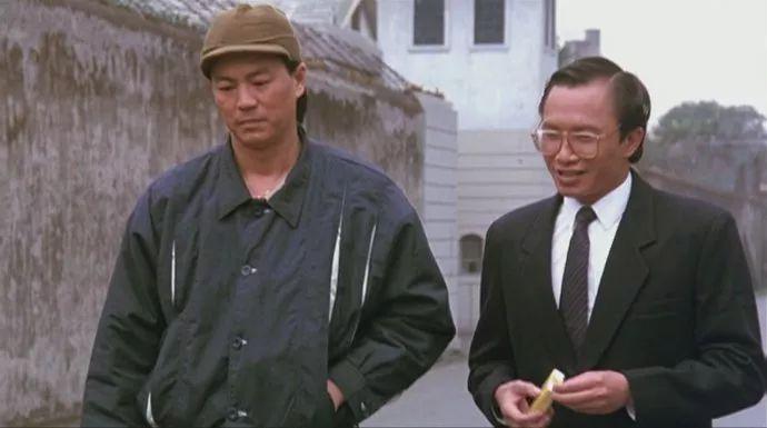 吴宇森客串警察(右)