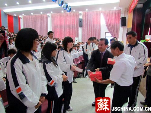 盱眙见义勇好老师5万慰问金全部转捐贫困生 称救人是"平常之举"