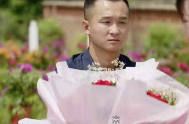 刘能家的赵四媳妇看到了,便回家告诉了赵四和儿子玉田说刘弘序给刘英