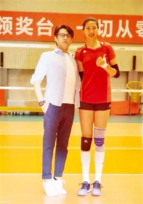 袁心玥为找男友坚称身高1米99 国际排联帮倒忙证实她2米01