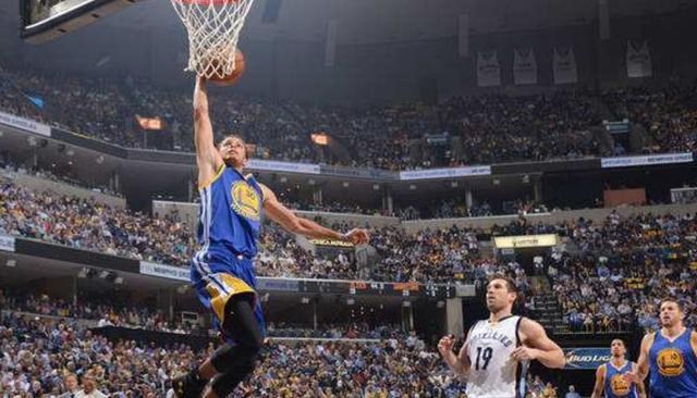 库里的扣篮到底是什么水平?球迷:他离伦纳德只差一个表情!