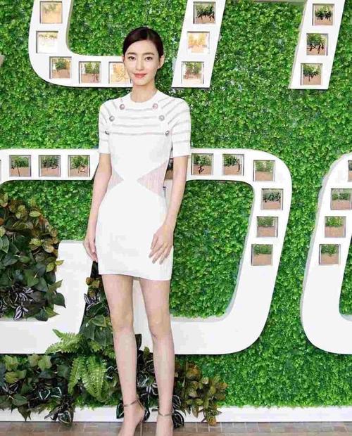 王丽坤这腿真的太好看了穿白色修身裙显气质身材比例完美