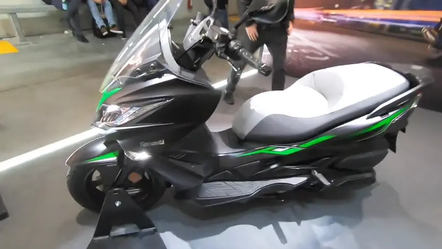 川崎踏板车j300亮相近距离感受下什么叫做霸气