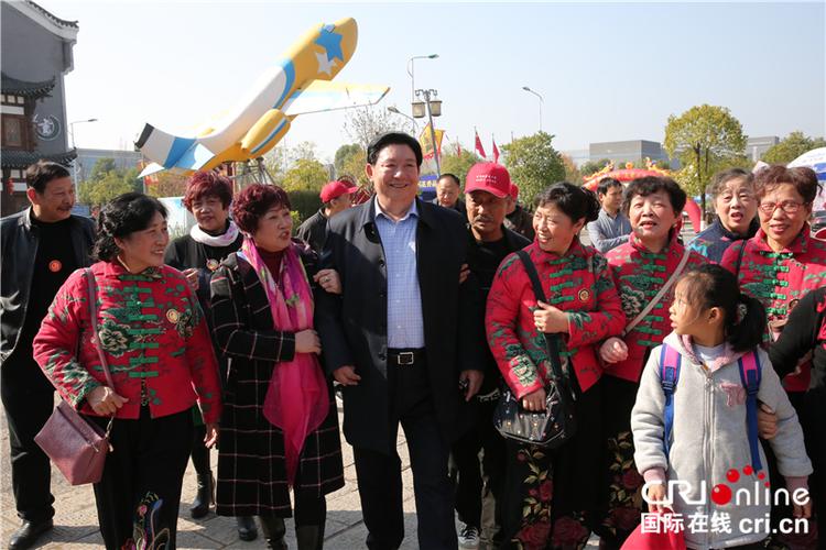 稻花香集团党委书记,终身名誉董事长蔡宏柱和知青们在一起(袁林 摄)