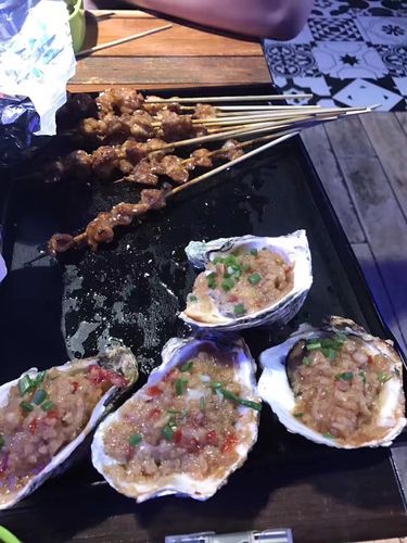 下雨天 想吃烧烤想吃肉 来点音乐来点酒