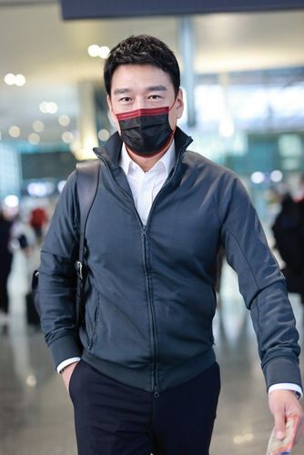 王耀庆长的就有总裁范穿上商务休闲装很有男人味还挺清爽的