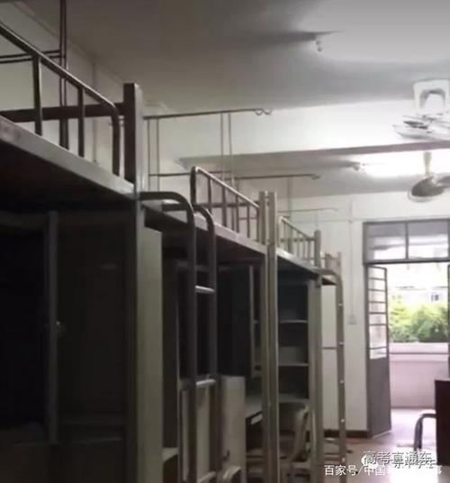 惠州卫生职业技术学院宿舍为六人间,上床下桌,宿舍配有独立的卫生间和