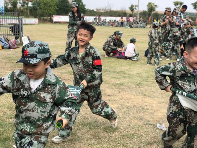 敬爱的教官还有亲爱的爸爸妈妈们来到了军典国防教育基地