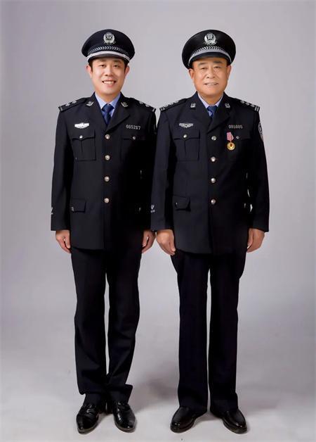 人民警察的铁汉柔情你陪我长大我陪你变老