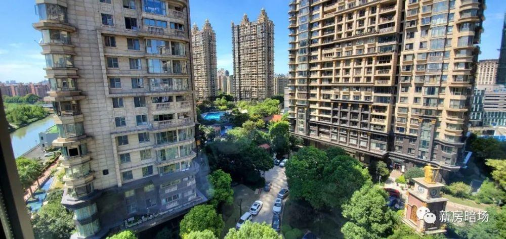 但尚海湾豪庭却十分接地气,小区地面停满了车,规划混乱,二期内部设有