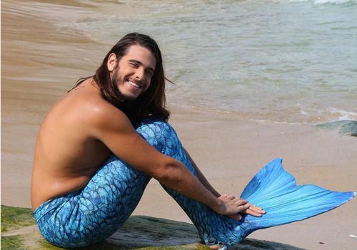 巴西帅男迷恋美人鱼 妩媚倾城不输美女