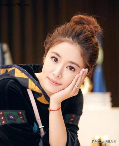 林心如新发型很减龄,八字刘海微卷锁骨发,哪里像是43岁的人?