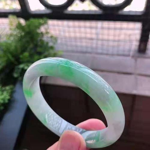1万左右的翡翠手镯怎么样?值不值得购买?有升值空间吗?