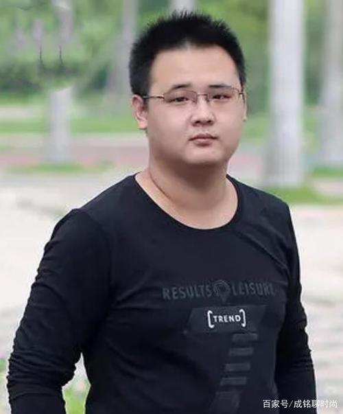 适合大头大圆脸的男生发型,两边剪薄,头顶留长精干又显脸瘦