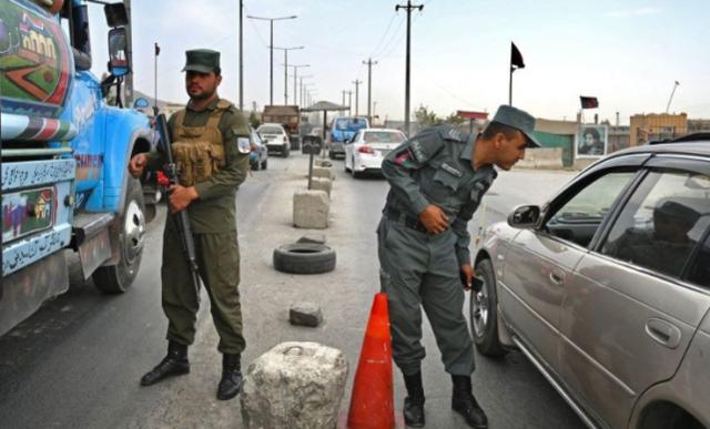 阿富汗警察在喀布尔设立检查站(图源:外媒)