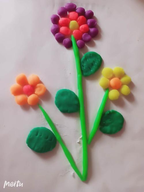 看到凌元斌小朋友用橡皮泥制作的五颜六色的花朵心情都好很多呢.