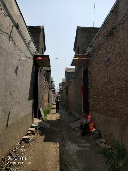 图为传统建筑小巷