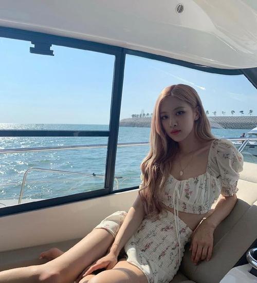 朴彩英自创"仙酷风"穿搭,赤脚穿扎染露肩裙,是花仙子下凡了!