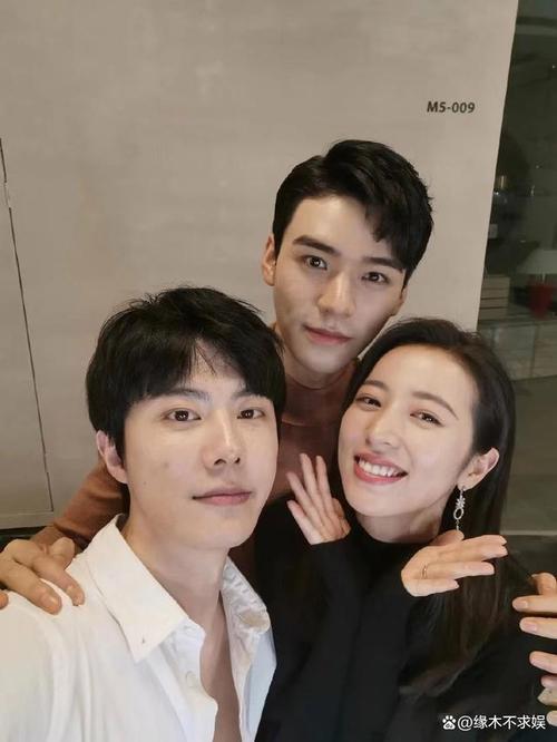 龚俊严正声明,早年合影却被扒出,和女演员合影亲密|周雨彤|迪丽热巴