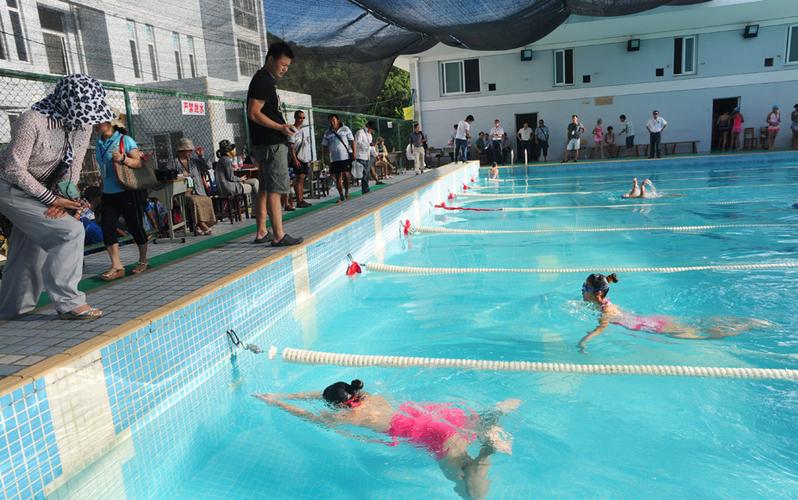 昨天上午,舟山二中游泳池里,学生们正在参加2013届初中毕业生游泳考试