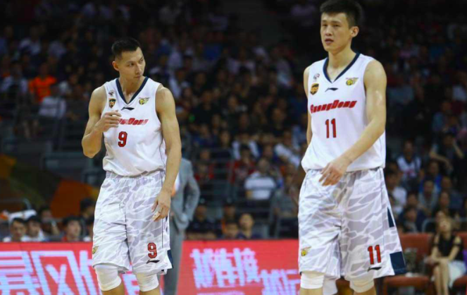 央视直击广东更衣室!易建联哽咽落泪:不想当看客,我想