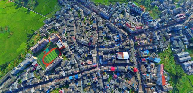 一定程度上得益于地形上的优势,秀山县的gdp超过了黔江区,而县城建成