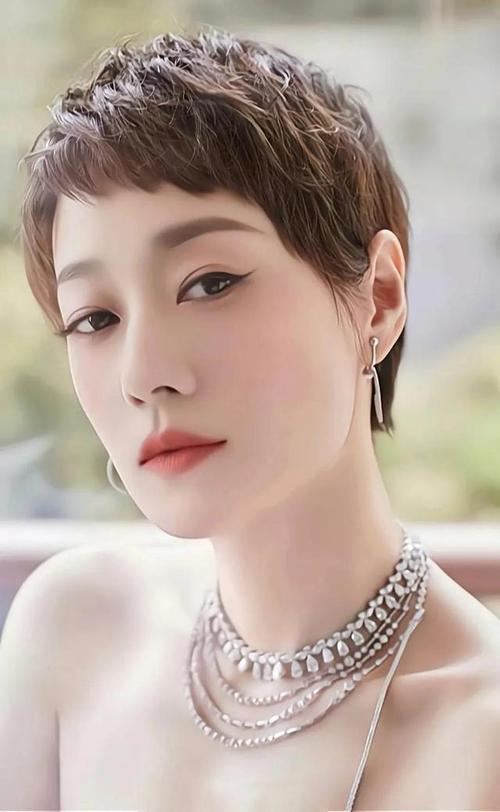 马伊琍写真图集短发尽显精干