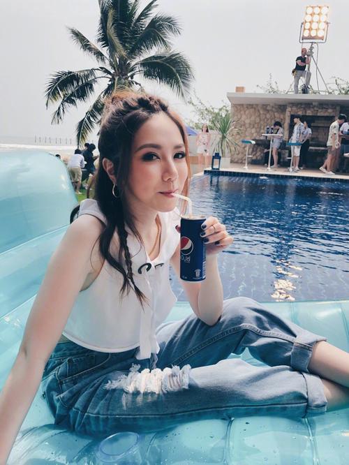 没有邓紫棋驾驭不了的辫子 发带也是心机妆饰