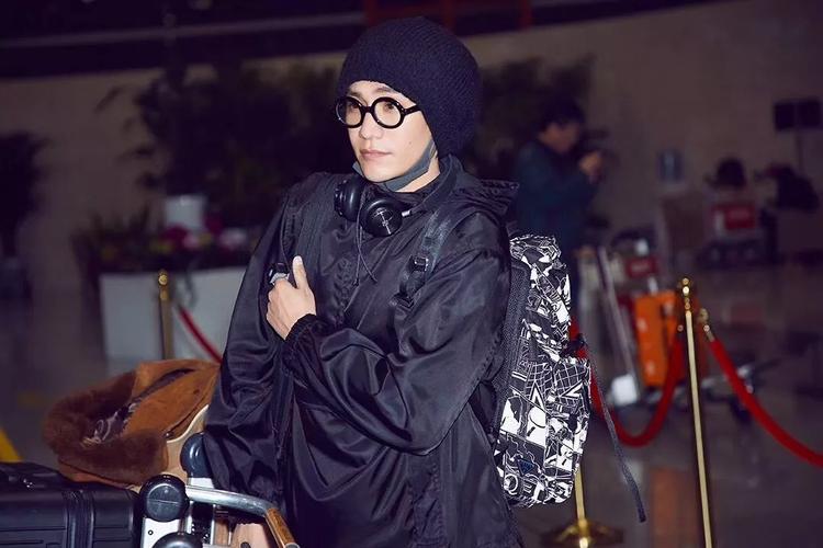 在陈坤最新的机场街拍中他选择了不少尼龙单品,这些都可以在 prada