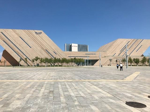 克拉玛依科技馆其建筑造型是"克拉玛依"的"克"字的一个字母大写,其