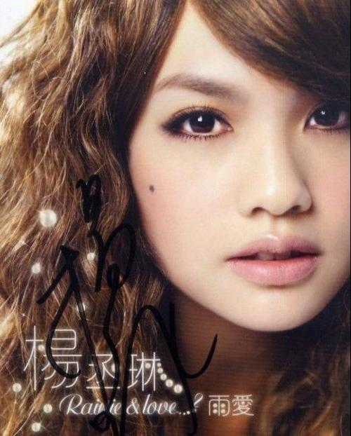 林依晨 2000年林依晨在一场选美比赛中夺得冠军,从而在2001年的时候