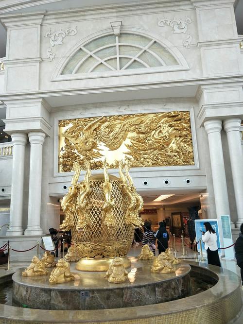 这是酒店的大厅,富丽堂皇,纯金地动仪.但不知含义是什么?
