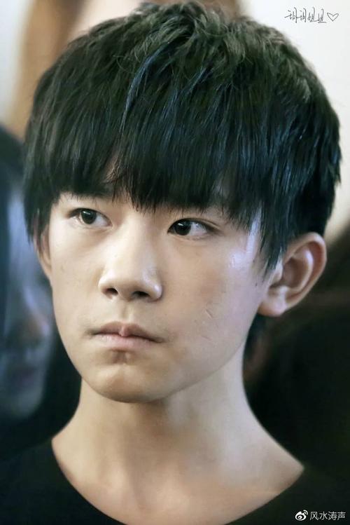 易烊千玺千禧男孩的阳光与野蛮生长