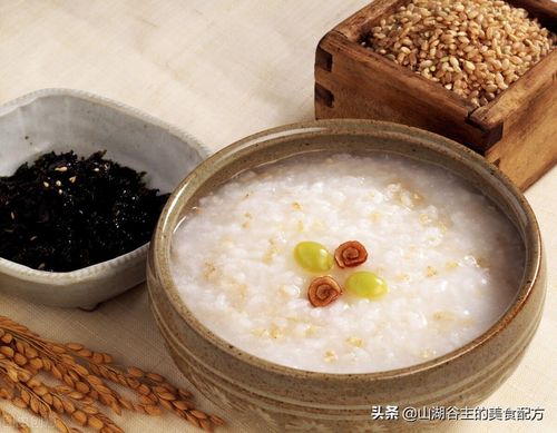 放入锅中加清水1500克,先用旺火烧开,后改微火然成稀稠合适的江米粥