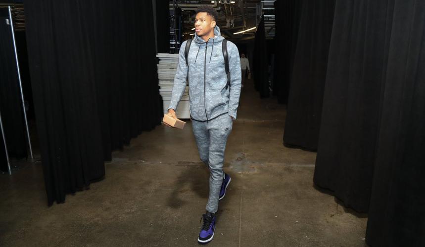 赛前,雄鹿官方上传了一组球员们抵达客场球馆的照片(见新闻配图).