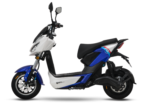 今年读大二的小王在爱玛门店耐心地听着导购员讲解,看上去对这款极客