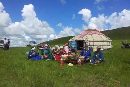 以白为先,以白为尊,是渗透在蒙古人物质和精神生活中的一种非常重要的