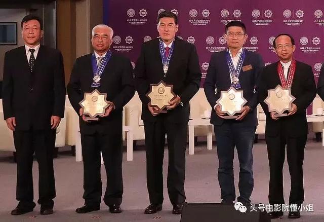 《中国机长》幕后的低调夫妇:百亿富豪首次投拍电影,毛阿敏献唱
