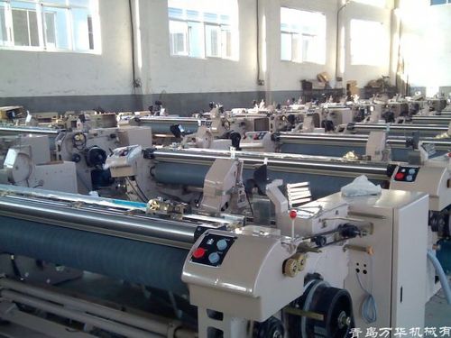 喷水织布机