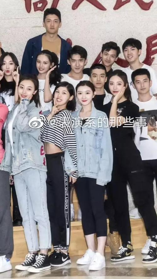 北影表演班大合照,陈飞宇一眼就能认出来,女生这是集体脸疼吗?