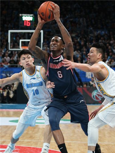 广东队6号马尚·布鲁克斯运球突破直奔篮下