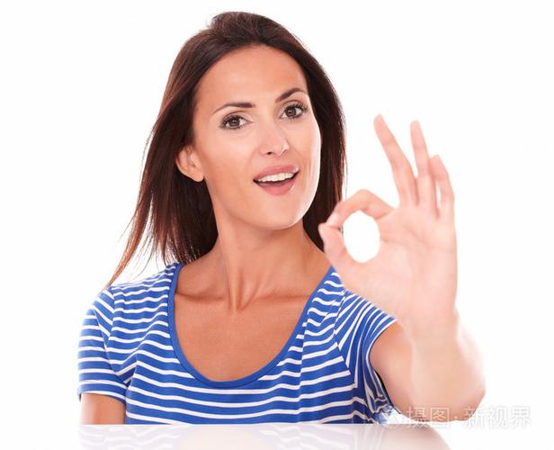 可爱的女人,手势很好 ok 的手势