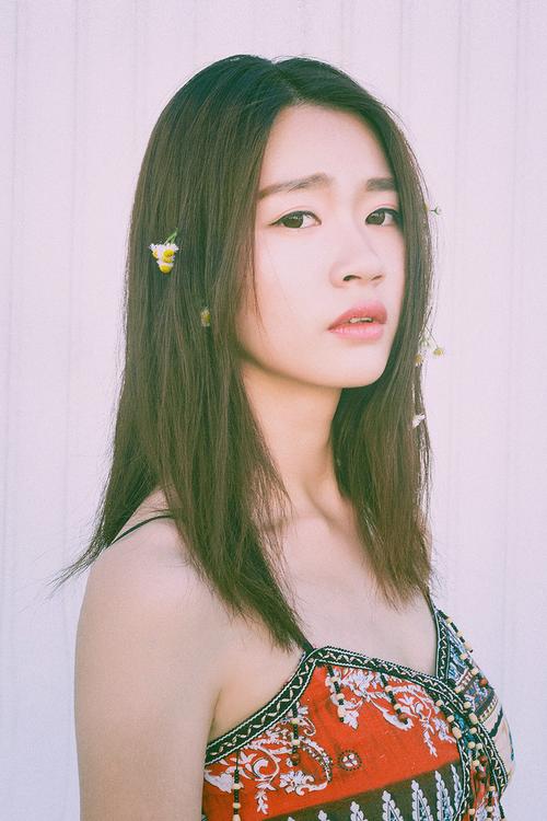 雏菊少女安宁美好吊带长裙美女写真图片