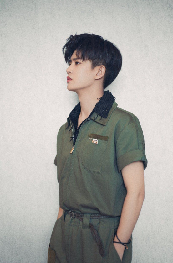 本是韩国练习生的任嘉伦身材也是无可挑剔,穿搭红色西装,有型酷飒超